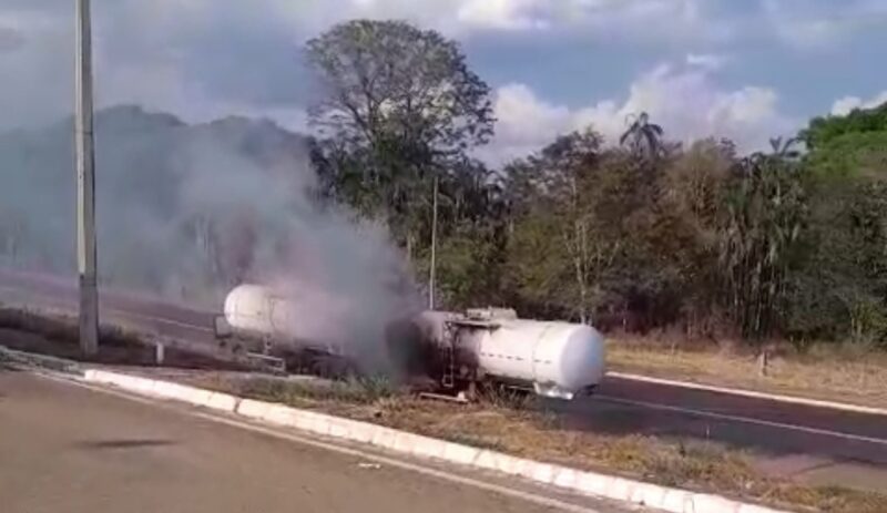 Vídeo mostra pneus de carreta carregada com etanol pegando fogo em Rondonópolis