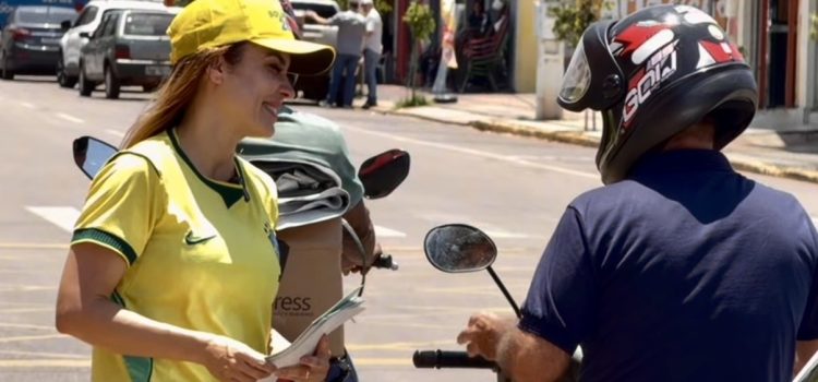 Direita de verdade: Vereadora Kalynka vai às ruas reforçar apoio a Flávio Bolsonaro em Rondonópolis