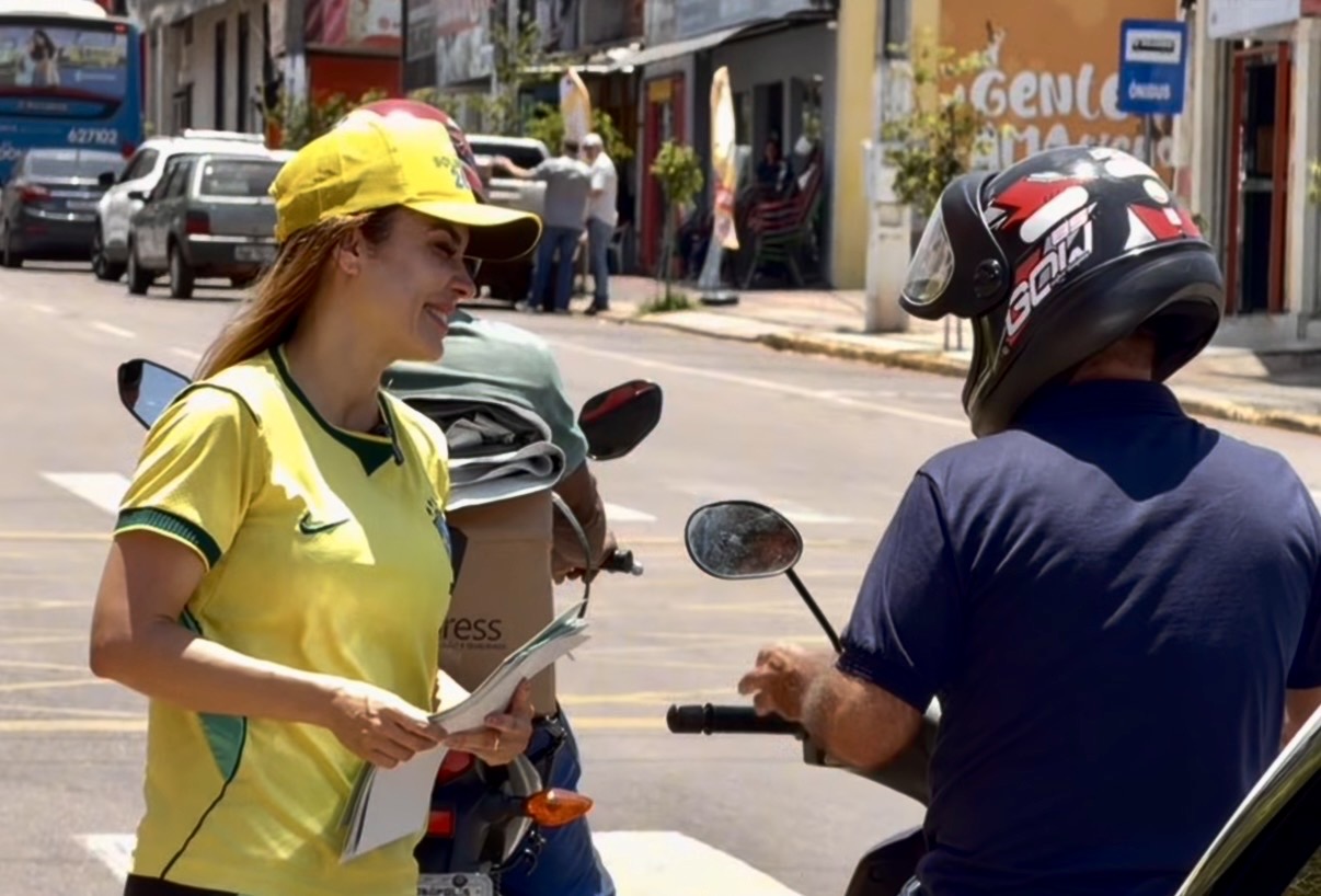 Direita de verdade: Vereadora Kalynka vai às ruas reforçar apoio a Flávio Bolsonaro em Rondonópolis