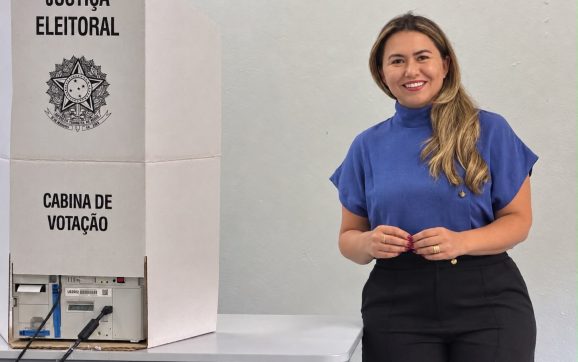 Alessandra Ferreira vota ao lado do prefeito Cláudio Ferreira na Vila Operária