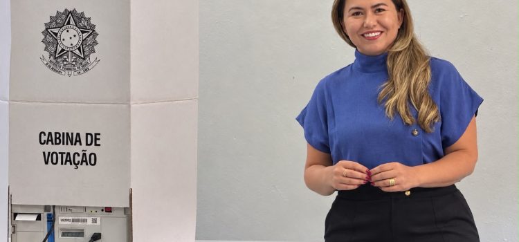 Alessandra Ferreira vota ao lado do prefeito Cláudio Ferreira na Vila Operária