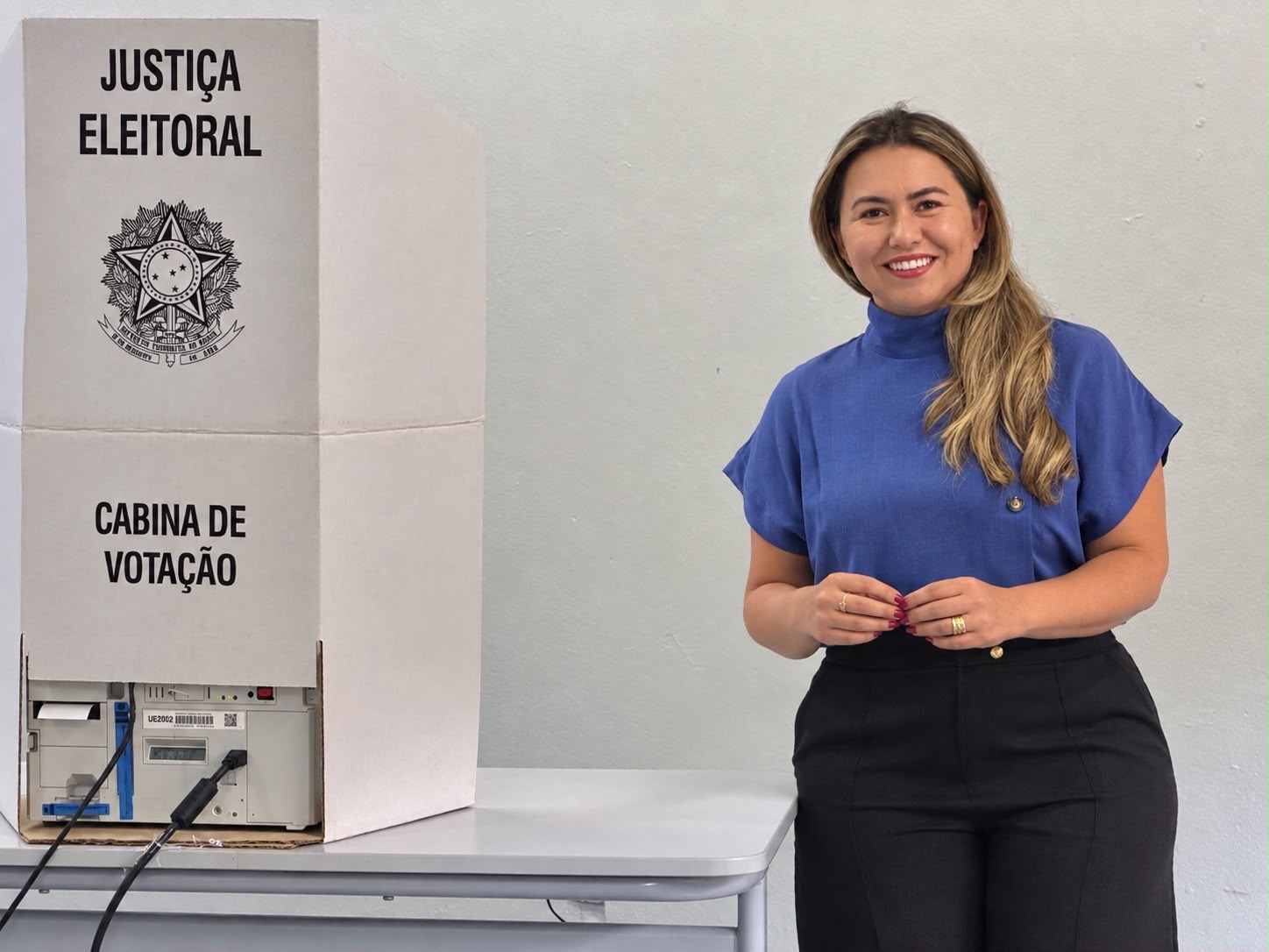 Alessandra Ferreira vota ao lado do prefeito Cláudio Ferreira na Vila Operária