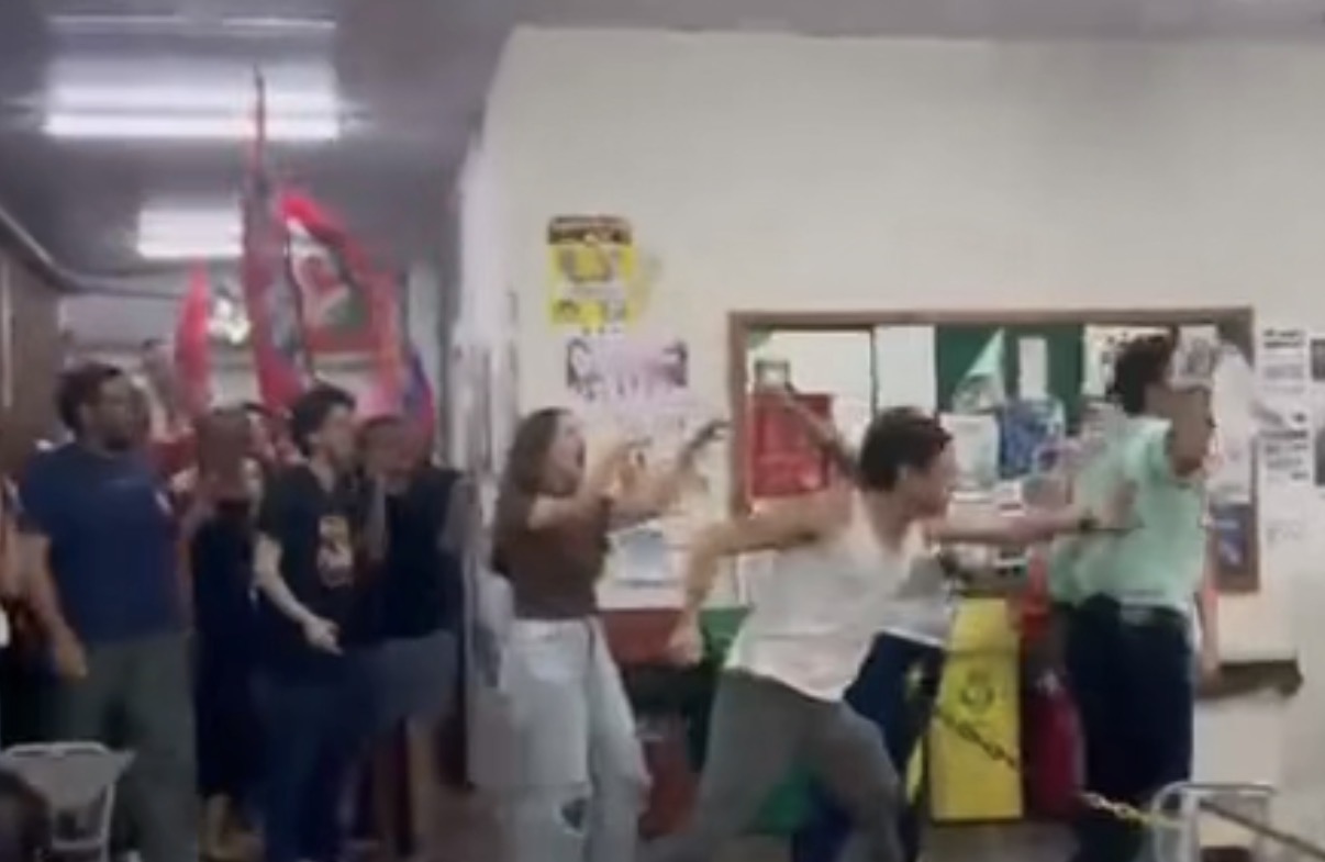 Aluno sofre intimidação e empurrão durante ato pró-Lula na UFR em Rondonópolis; assista