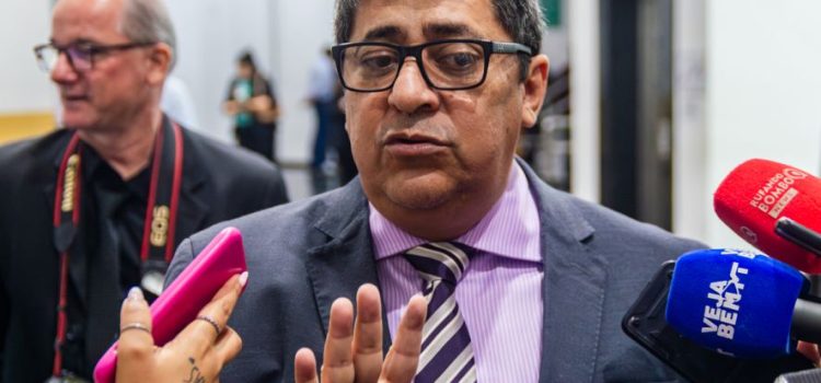 Ananias baixa o tom após ameaçar prefeitos de expulsão e enfrenta pressão no PL