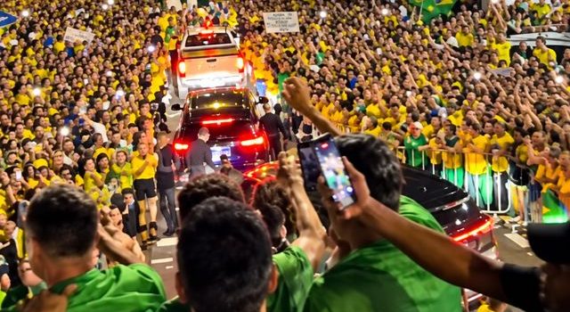 Ao lado de Nikolas, Flávio reúne multidão em Minas Gerais, estado decisivo para a eleição
