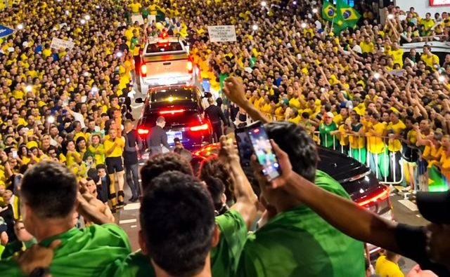 Ao lado de Nikolas, Flávio reúne multidão em Minas Gerais, estado decisivo para a eleição