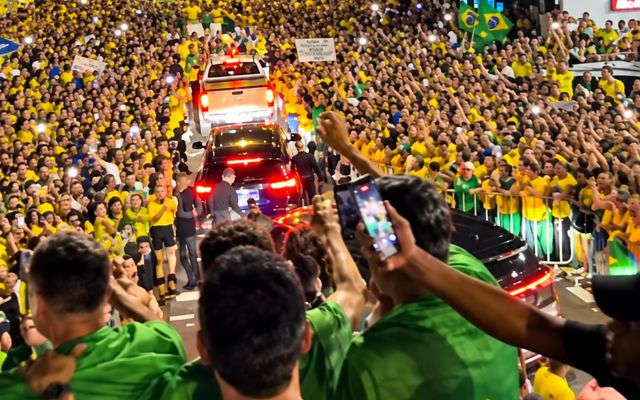 Ao lado de Nikolas, Flávio reúne multidão em Minas Gerais, estado decisivo para a eleição