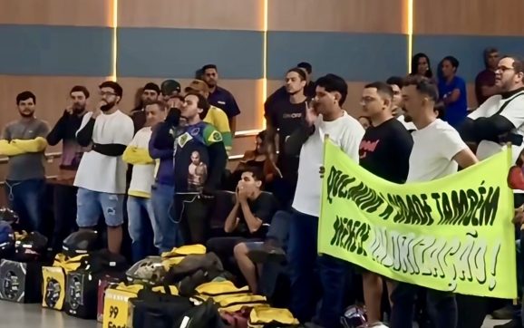 Aos gritos de ‘covarde’, motoboys protestam após vereador petista agredir trabalhador em Rondonópolis; assista