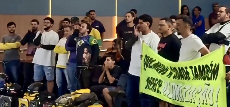 Aos gritos de ‘covarde’, motoboys protestam após vereador petista agredir trabalhador em Rondonópolis; assista