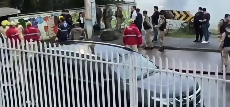 Assista ao momento em que PM mata homem que invadiu escola municipal e manteve 13 crianças reféns