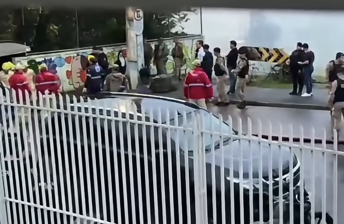 Assista ao momento em que PM mata homem que invadiu escola municipal e manteve 13 crianças reféns
