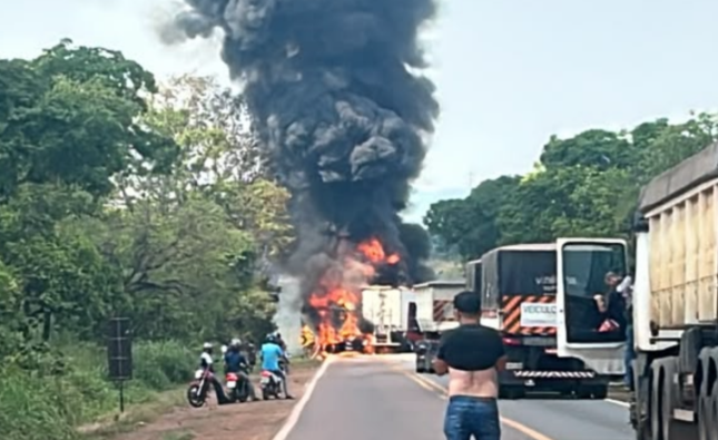 Caminhões pegam fogo após forte colisão e interditam BR-364; vídeo