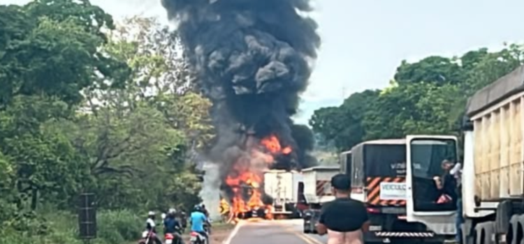 Caminhões pegam fogo após forte colisão e interditam BR-364; vídeo