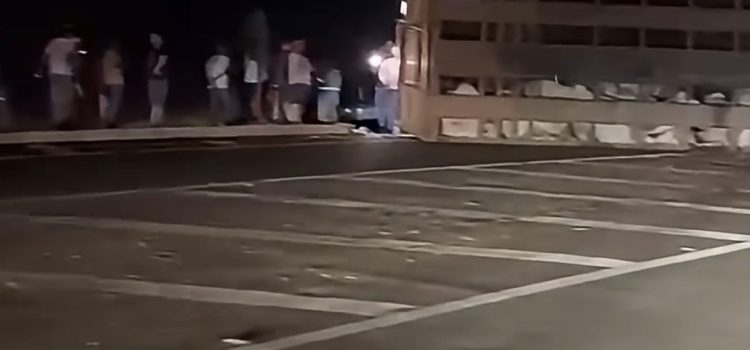 Carreta carregada de gado tomba após colisão no trevo de Jaciara e provoca fila quilométrica na BR-364