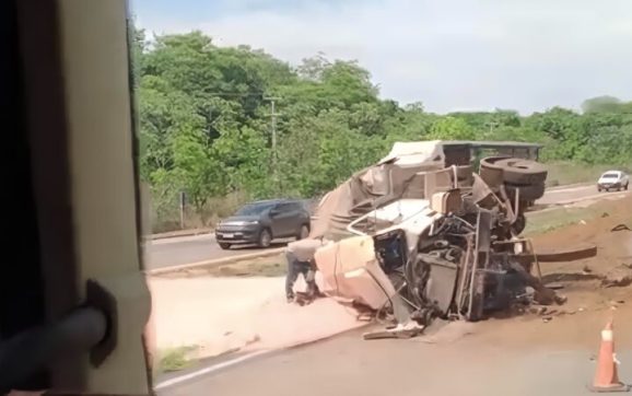 Carreta fica destruída após colisão traseira com veículo de carga na BR-163 em Rondonópolis