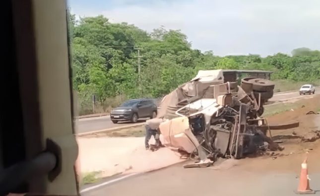 Carreta fica destruída após colisão traseira com veículo de carga na BR-163 em Rondonópolis