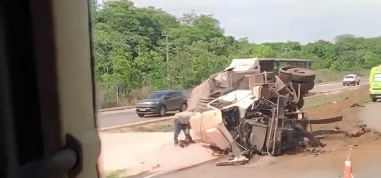 Carreta fica destruída após colisão traseira com veículo de carga na BR-163 em Rondonópolis