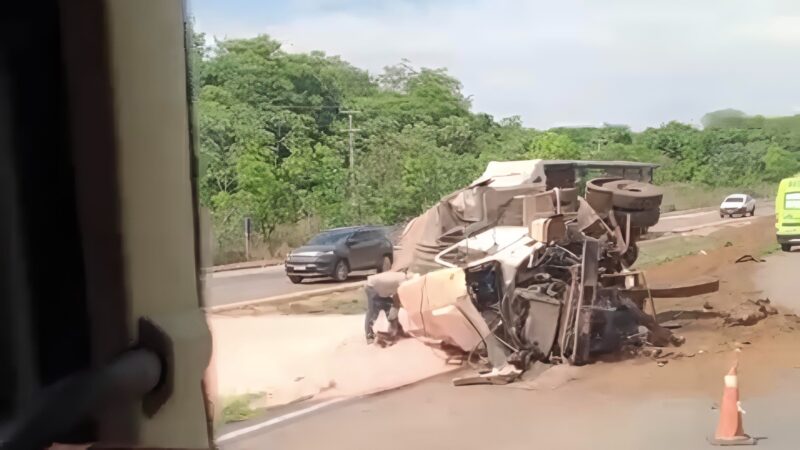 Carreta fica destruída após colisão traseira com veículo de carga na BR-163 em Rondonópolis
