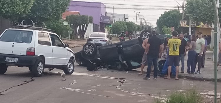 Carro capota após outro motorista invadir a preferencial no Jardim Tropical em Rondonópolis