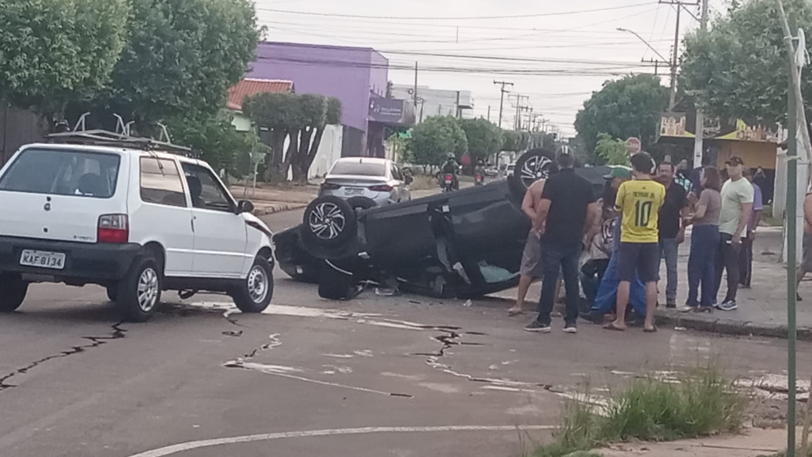 Carro capota após outro motorista invadir a preferencial no Jardim Tropical em Rondonópolis