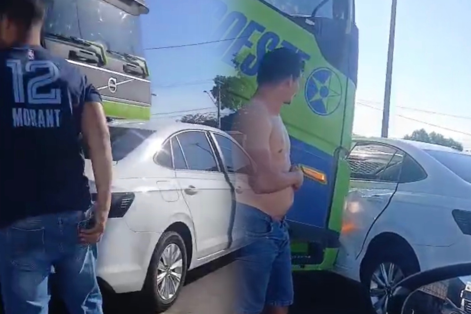 Carro é arrastado por cerca de 60 metros por carreta bitrem e motorista escapa de tragédia em Rondonópolis; vídeo