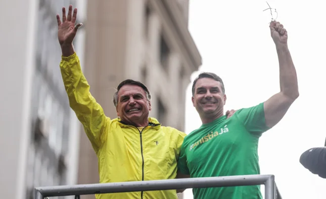Com liberação de Moraes, Flávio visita Jair Bolsonaro em casa após 90 dias
