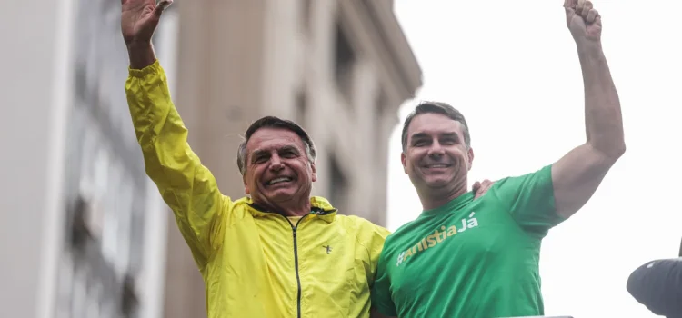 Com liberação de Moraes, Flávio visita Jair Bolsonaro em casa após 90 dias