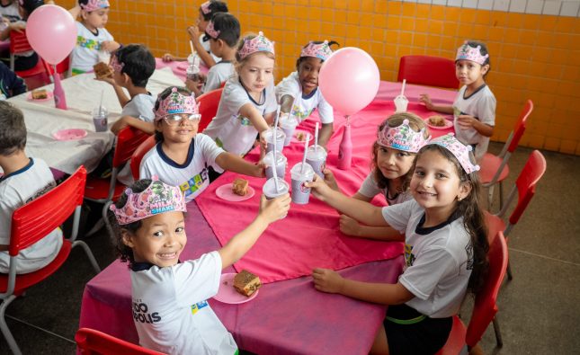 Crianças da rede municipal aproveitam uma merenda diferente com o Dia do Milk Shake em Rondonópolis