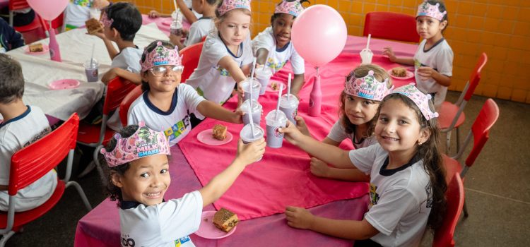 Crianças da rede municipal aproveitam uma merenda diferente com o Dia do Milk Shake em Rondonópolis
