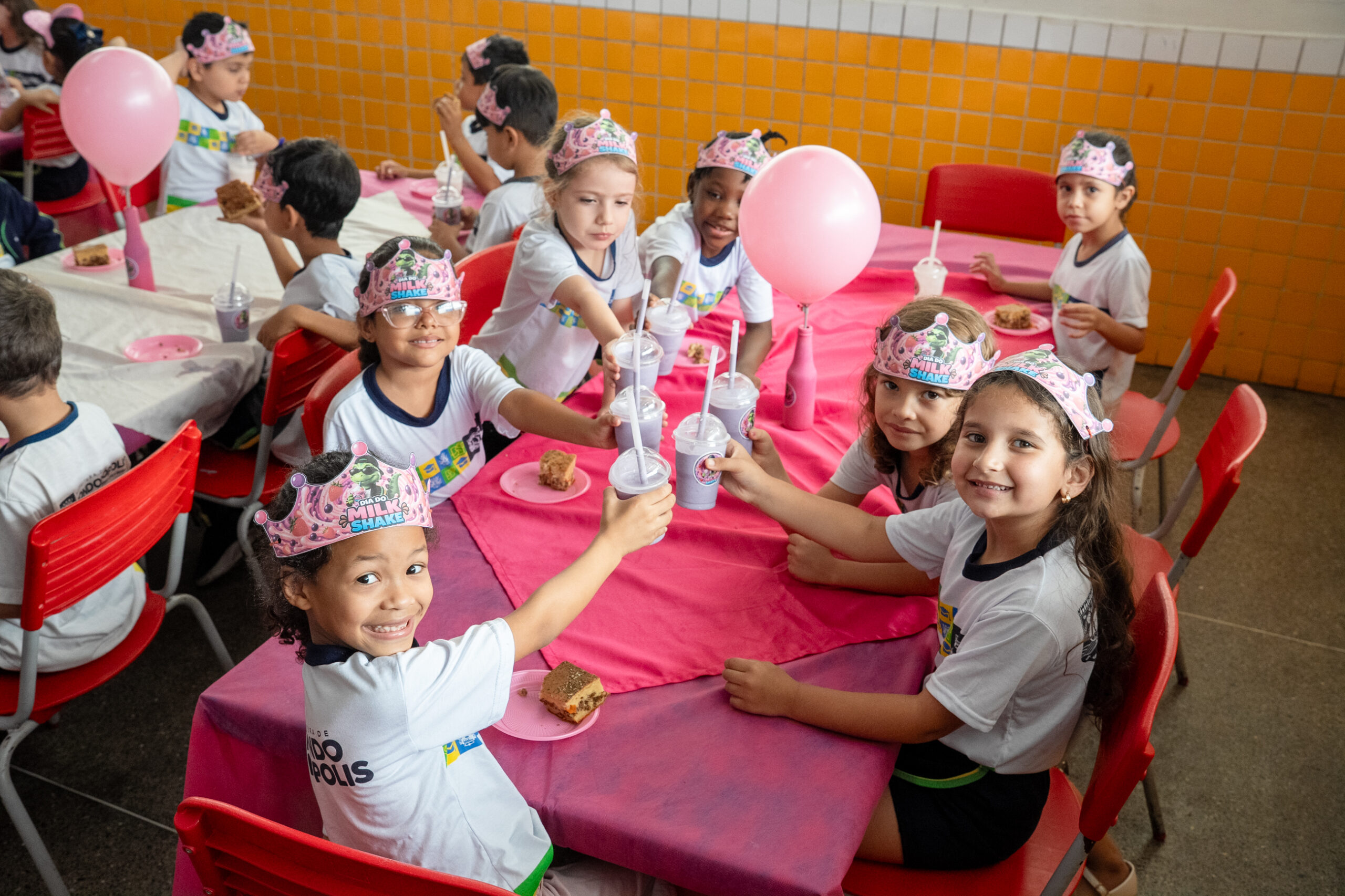 Crianças da rede municipal aproveitam uma merenda diferente com o Dia do Milk Shake em Rondonópolis