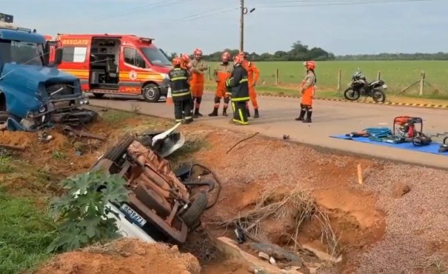 Duas pessoas morrem em gravíssimo acidente entre caminhão e picape na BR-163; vídeo