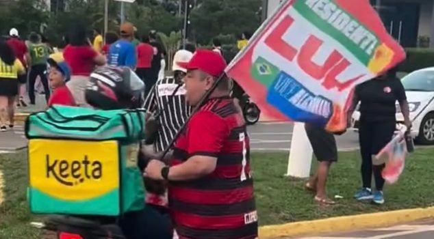 Entregadores organizam motociata após vereador petista agredir trabalhador durante ato em Rondonópolis; vídeo mostra tudo