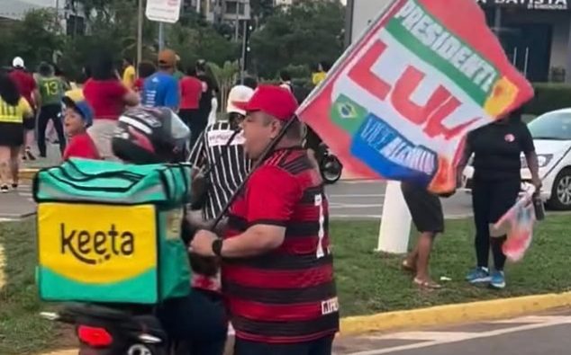 Entregadores organizam motociata após vereador petista agredir trabalhador durante ato em Rondonópolis; vídeo mostra tudo