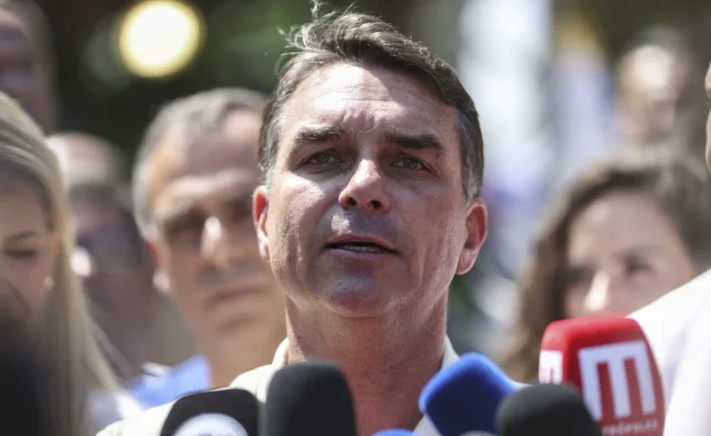 Flávio Bolsonaro está no avião rumo aos EUA com a família
