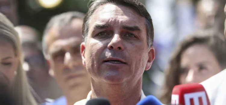 Flávio Bolsonaro está no avião rumo aos EUA com a família