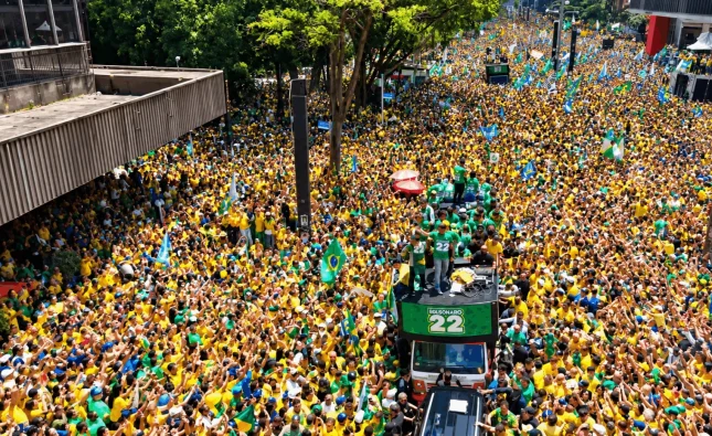 Flávio Bolsonaro leva multidão para Av. Paulista neste domingo