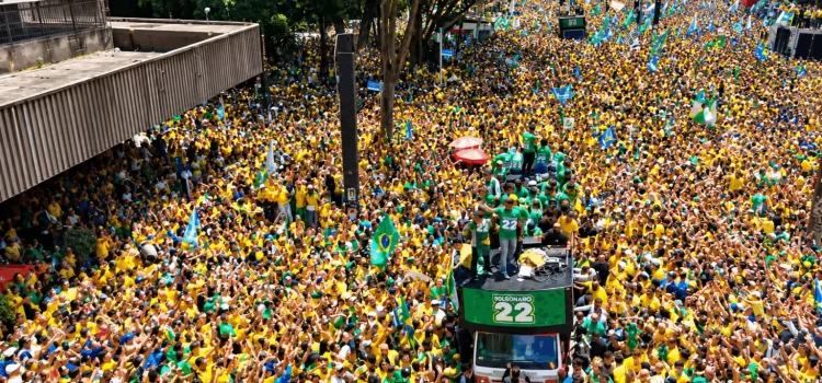 Flávio Bolsonaro leva multidão para Av. Paulista neste domingo