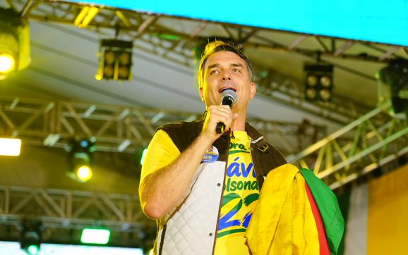 Flávio lidera por 51,1% a 48,9% dos votos válidos, aponta pesquisa Atlas/Bloomberg