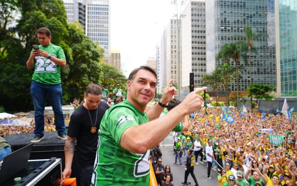 Flávio reage e vai a 52% contra 48% de Lula, diz PoderData/Aya