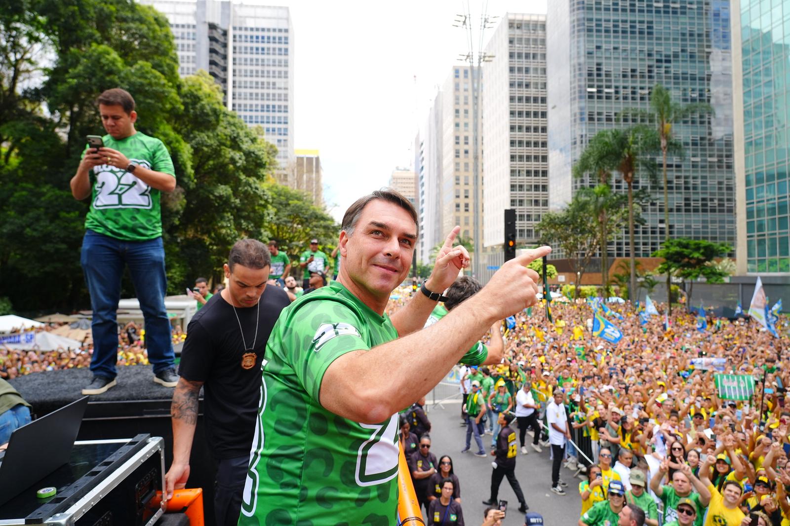 Flávio reage e vai a 52% contra 48% de Lula, diz PoderData/Aya