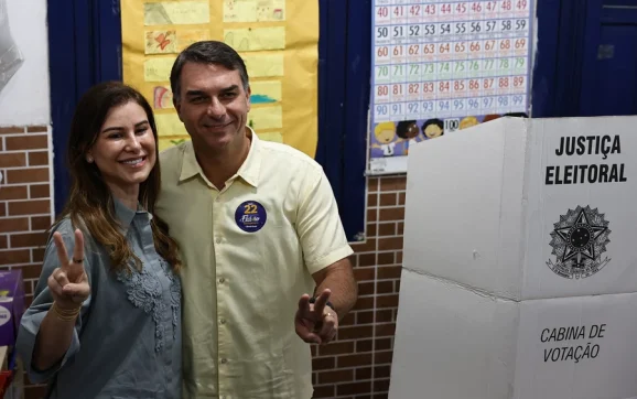 Flávio vota e declara: “Chegou a hora da mudança de verdade”