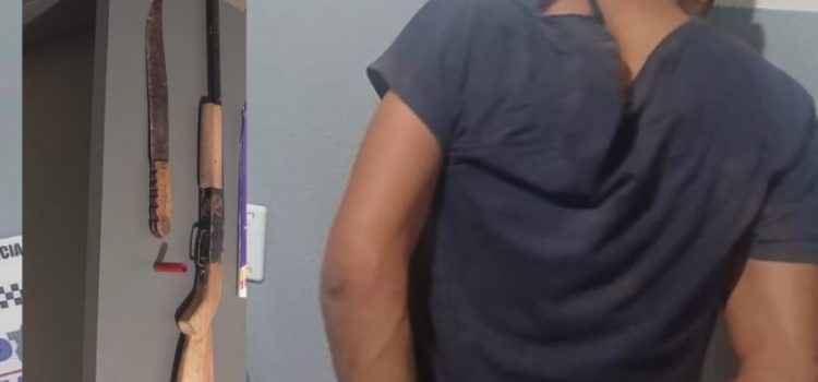 Homem aponta espingarda para mulher, ameaça matá-la e acaba contido com spray de pimenta pela PM
