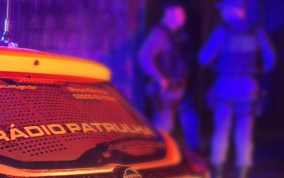 Homem armado invade casa da ex durante reunião religiosa e toca o terror em Rondonópolis