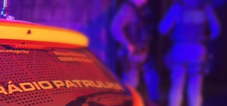 Homem armado invade casa da ex durante reunião religiosa e toca o terror em Rondonópolis