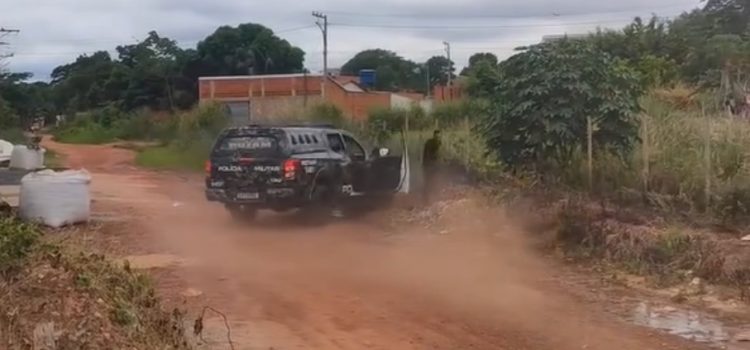 Jovem foge de abordagem durante ocupação irregular e acaba baleado em MT; vídeo mostra tudo