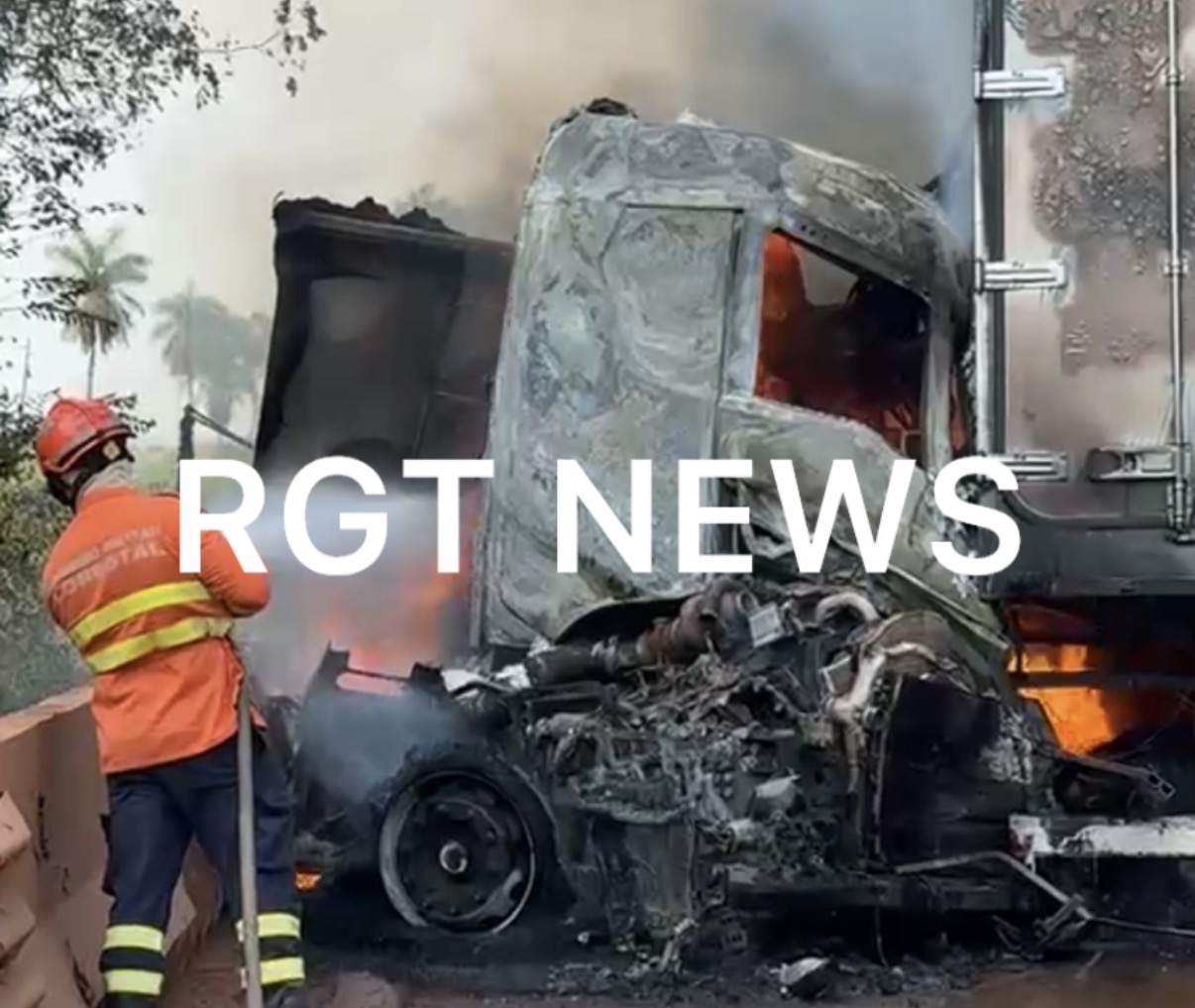 Morte é confirmada em grave acidente que deixou carretas em chamas na BR-364; vídeo