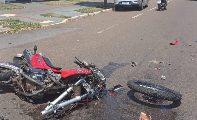 Motociclista fica ferido após carro invadir a preferencial e destruir moto no Centro de Rondonópolis; vídeo