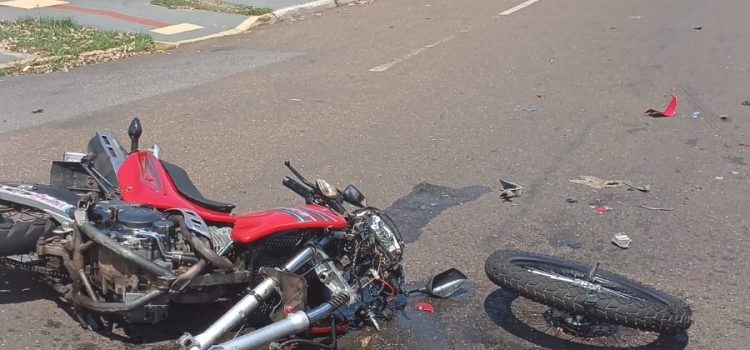 Motociclista fica ferido após carro invadir a preferencial e destruir moto no Centro de Rondonópolis; vídeo