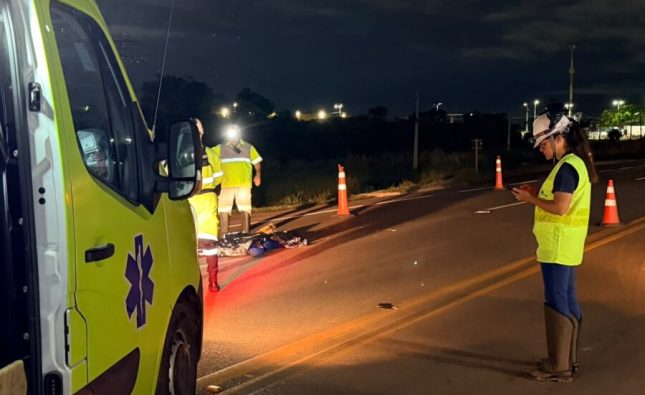 Motorista atropela e mata idoso de bicicleta e foge sem prestar socorro na BR-364; imagens