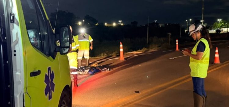 Motorista atropela e mata idoso de bicicleta e foge sem prestar socorro na BR-364; imagens
